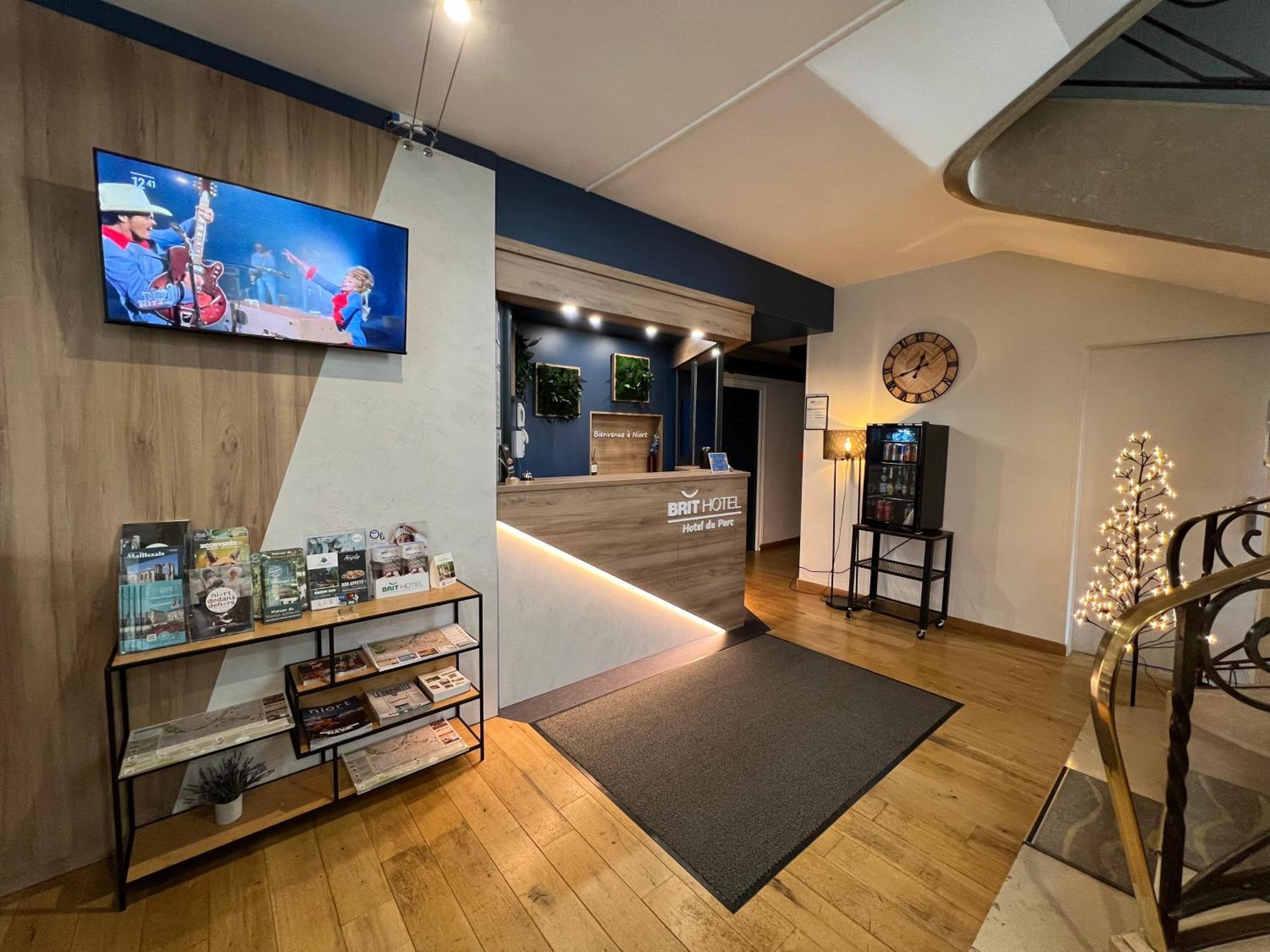 Brit Hotel Du Parc Niort Centre-Parking Gratuit ภายนอก รูปภาพ