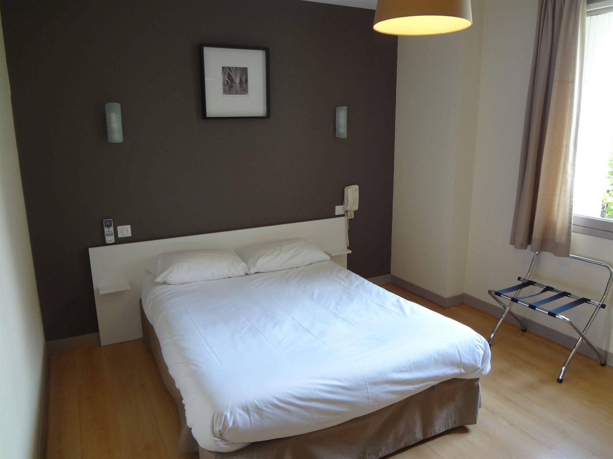Brit Hotel Du Parc Niort Centre-Parking Gratuit ภายนอก รูปภาพ